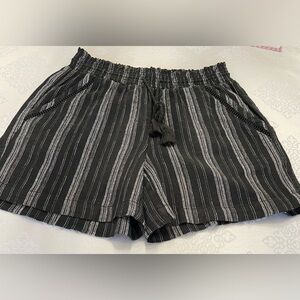 Briggs women’s black and Gray striped tie front linen blend shorts size medium